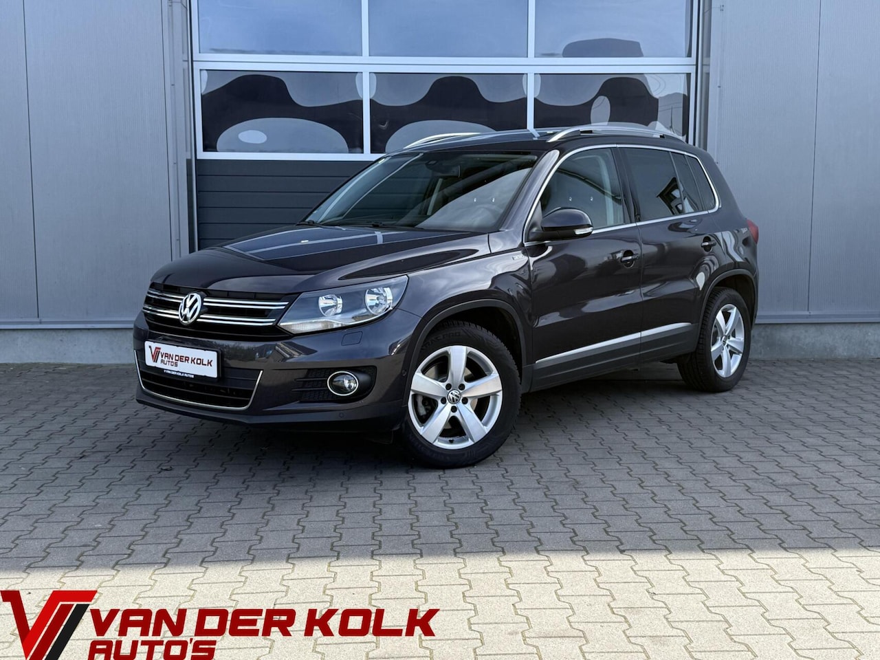 Volkswagen Tiguan - 1.4 TSI Lounge Automaat | Panorama | Camera | Navigatie | Cruise | Climate | Trekhaak | St - AutoWereld.nl