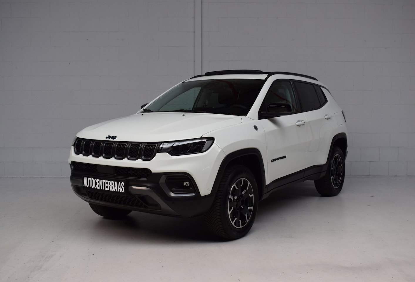 Jeep Compass - 4xe 240 Plug-in Hybrid Electric Trailhawk LEER / PANORAMADAK / CAMERA / CARPLAY - AutoWereld.nl