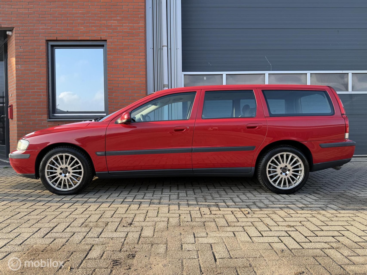 Volvo V70 - 2.4T 200pk Comfort Line - blijvend youngtimer - AutoWereld.nl
