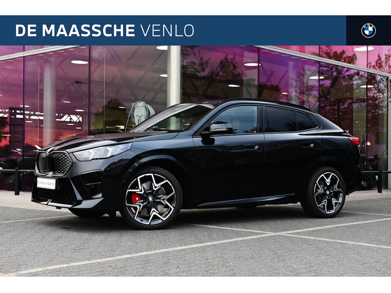BMW iX2 - eDrive20 M Sport / Panoramadak / Trekhaak / Sportstoelen / Comfort Access / M Adaptief ond - AutoWereld.nl