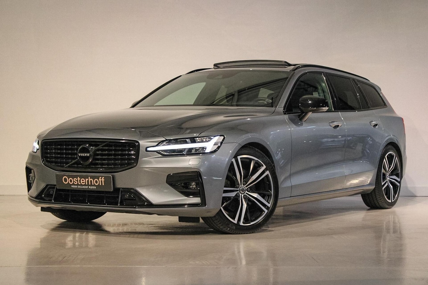 Volvo V60 - 2.0 T4 R-Design H&K | PANO | BLIS | TREKHAAK - AutoWereld.nl