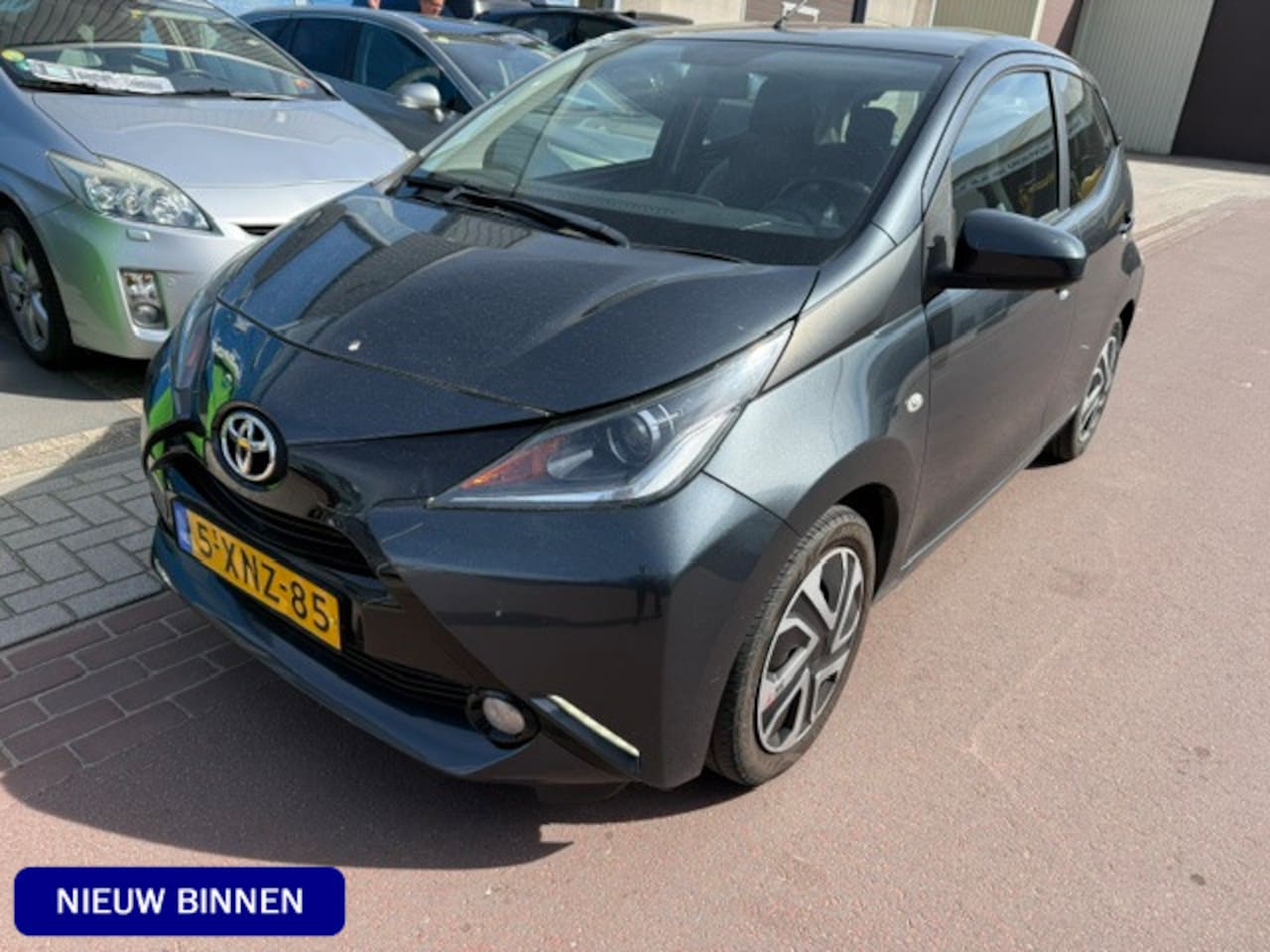 Toyota Aygo - 1.0 VVT-i x-play - Ca. 120.000km met koude airco Bluetooth muziek + handsfree telefoon, El - AutoWereld.nl