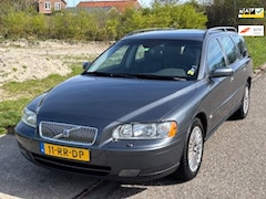 Volvo V70 - 2.4 Momentum Automaat ECC Leder Electric pakket LMV 16" Cruisecontrol Audio/CD Trekhaak De