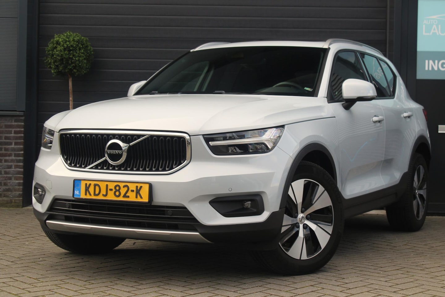 Volvo XC40 - 1.5 T3 Momentum | Pano | Stoel en stuurverwarming | Elektrische achterklep | Nette Auto - AutoWereld.nl