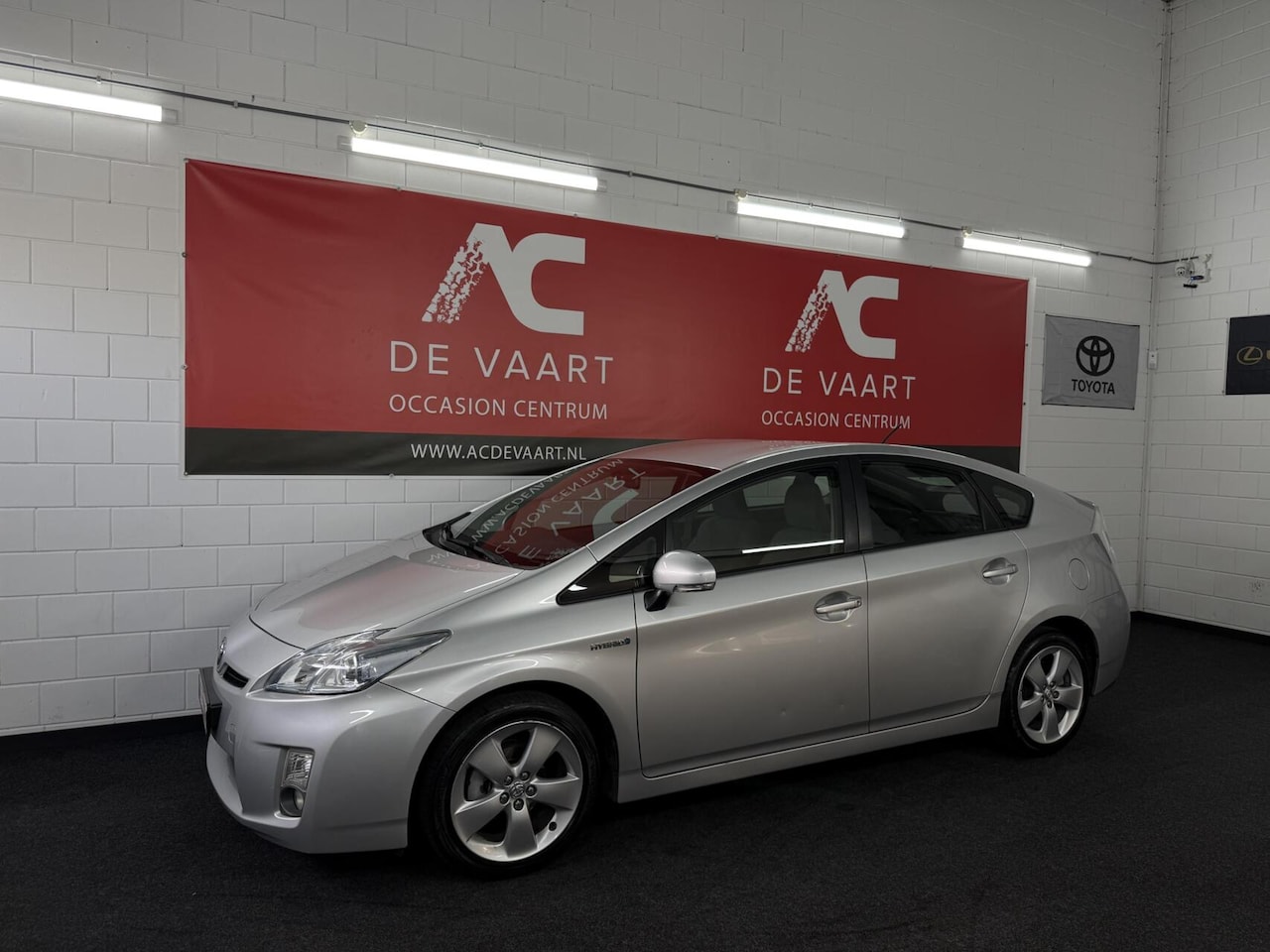 Toyota Prius - 1.8 Aspiration - HYBRIDE/CLIMA/PDC/HUD/NAP - AutoWereld.nl