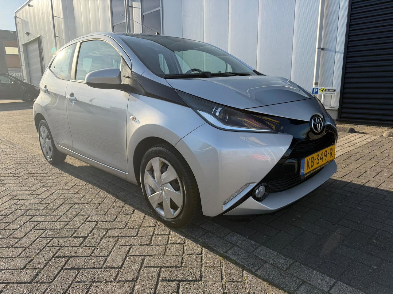 Toyota Aygo - 1.0 VVT-i x-play Cruise control CarPlay Navigatie Achteruitrijcamera - AutoWereld.nl