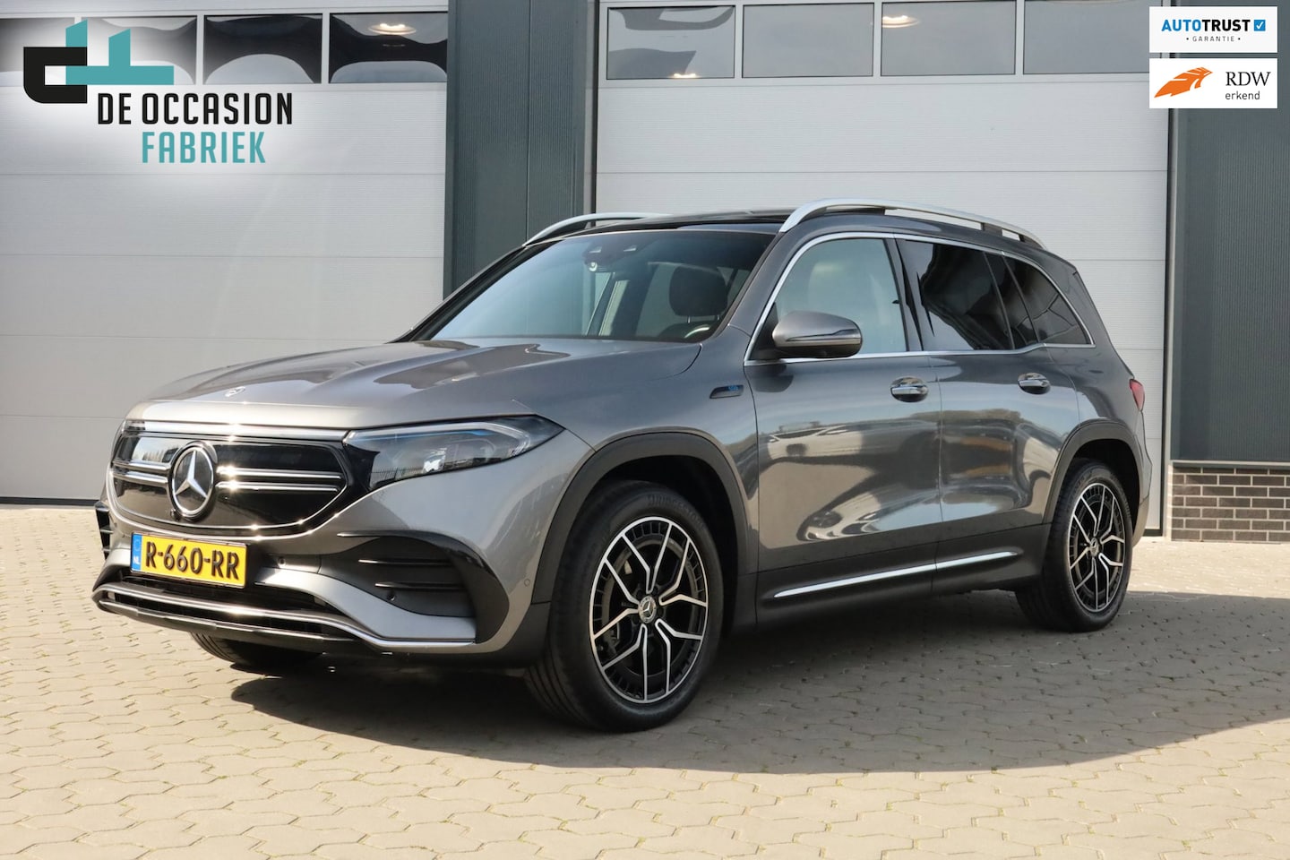 Mercedes-Benz EQB - 300 4MATIC AMG Line 67 kWh Pano Sfeer Keyless Trekhaak - AutoWereld.nl