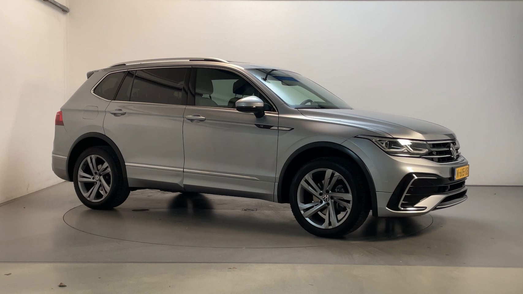 Volkswagen Tiguan Allspace - 1.5 TSI R-Line Business+ 7p Panoramadak Camer Virtual Cockpit Sfeerverlichting - AutoWereld.nl