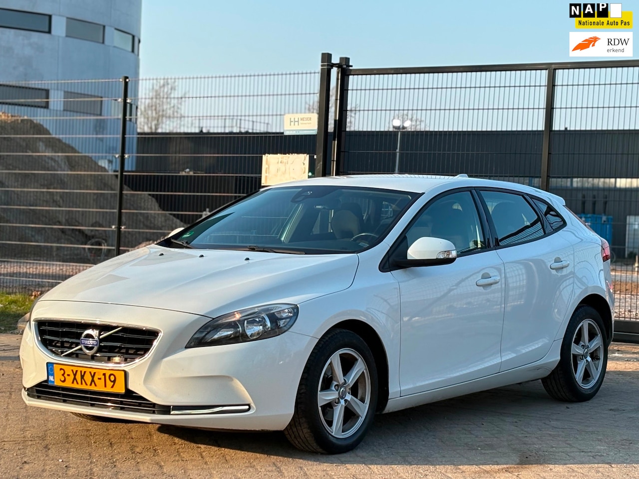 Volvo V40 - 1.6 D2 Kinetic Business|NAVI|PSENSOR|TREKHAAK|CRUISE|AIRCO - AutoWereld.nl