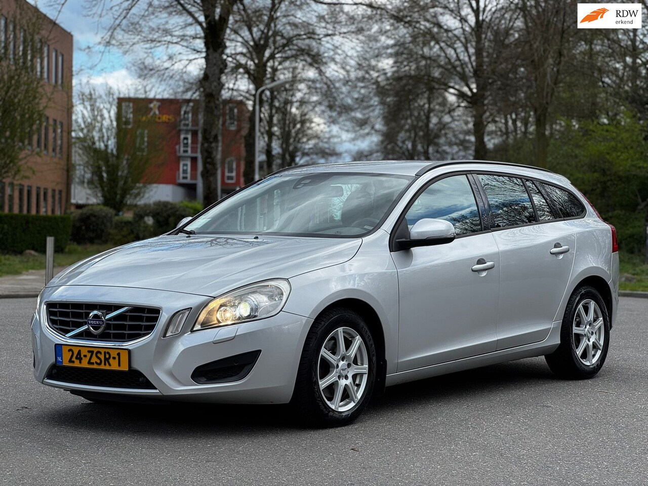 Volvo V60 - 2.0 D3 R-Design 2.0 D3 R-Design - AutoWereld.nl