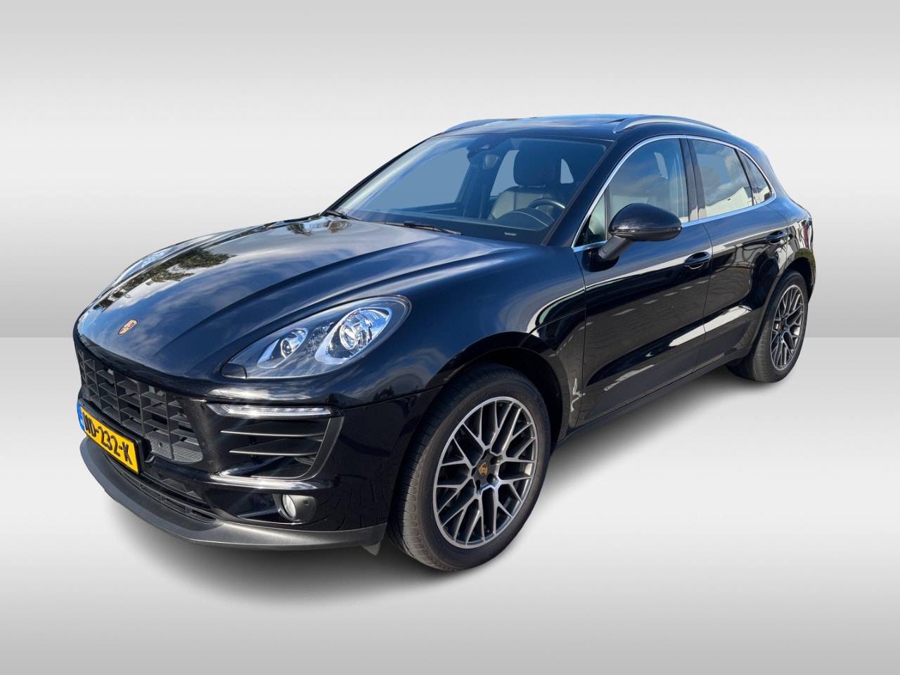 Porsche Macan - 2.0 / 1e Eign. / Trekhaak / Panoramadak / Camera / Luchtvering / Leder / 20'' / Dodehoek / - AutoWereld.nl