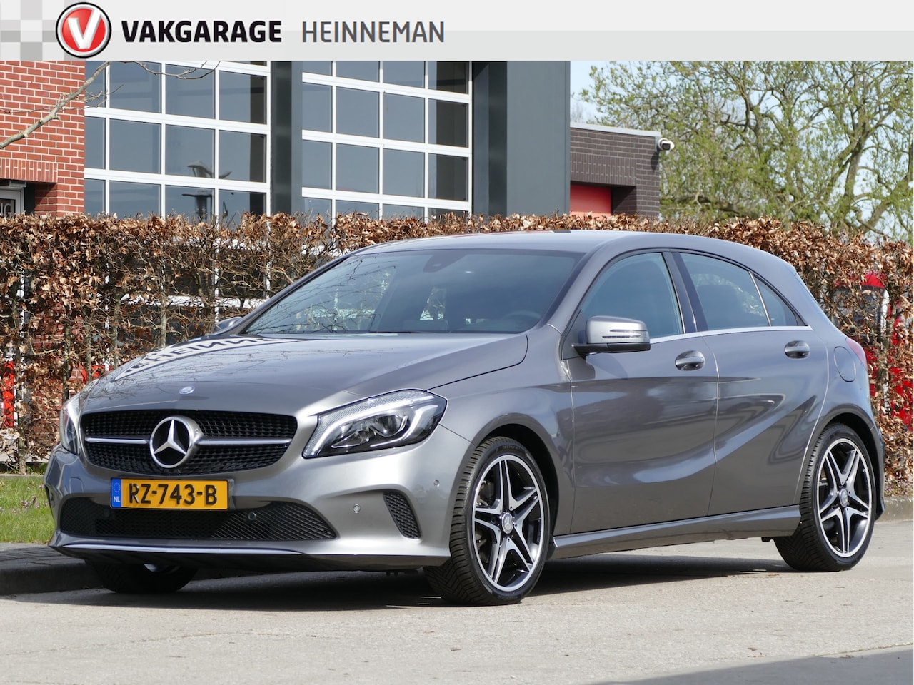 Mercedes-Benz A-klasse - 180 AMG-Line | LED koplampen | all-season-banden - AutoWereld.nl