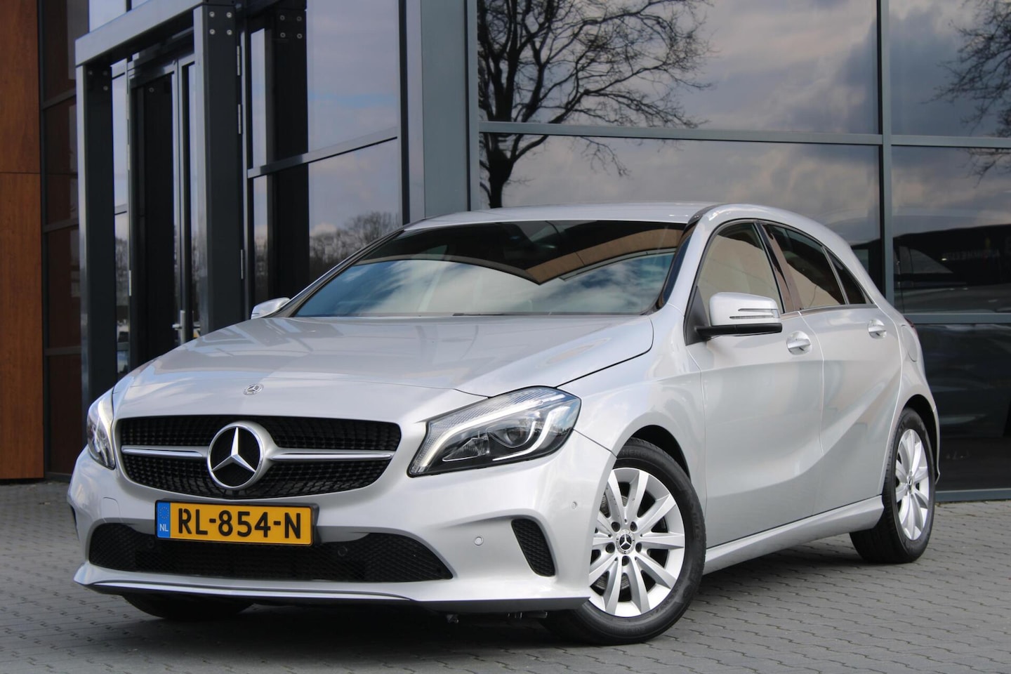 Mercedes-Benz A-klasse - 180 | Camera | Stoelverwarming | LED | Org. NL - AutoWereld.nl