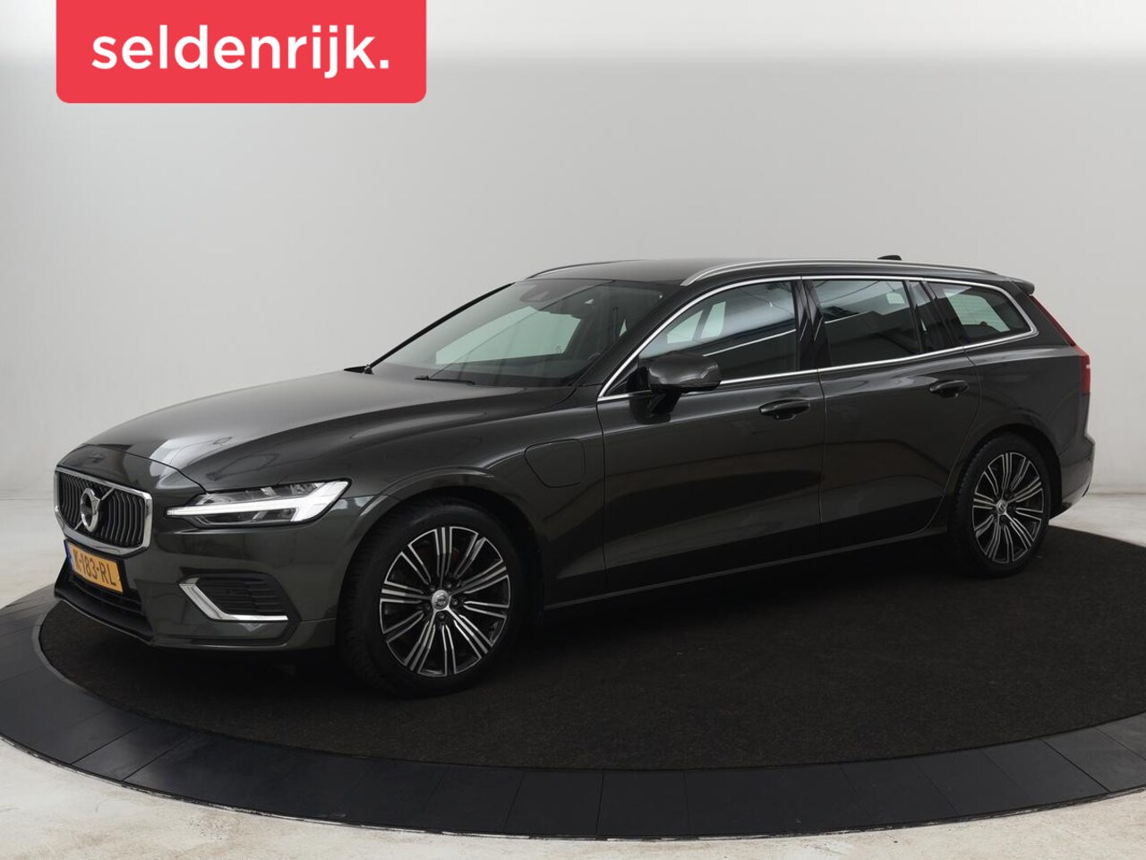 Volvo V60 - 2.0 T6 Recharge AWD Business Pro | Trekhaak | 360 Camera | Adaptive Cruise | Navigatie | C - AutoWereld.nl