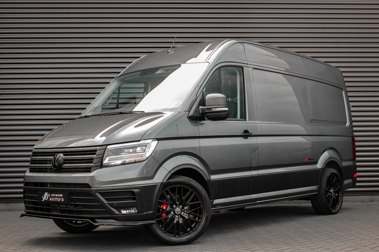 Volkswagen Crafter - 2.0 TDI L3H3 Highline LED / XENON / APPLE CARPLAY / NAVIGATIE / DSG / FULL BLACK / 140PK / - AutoWereld.nl