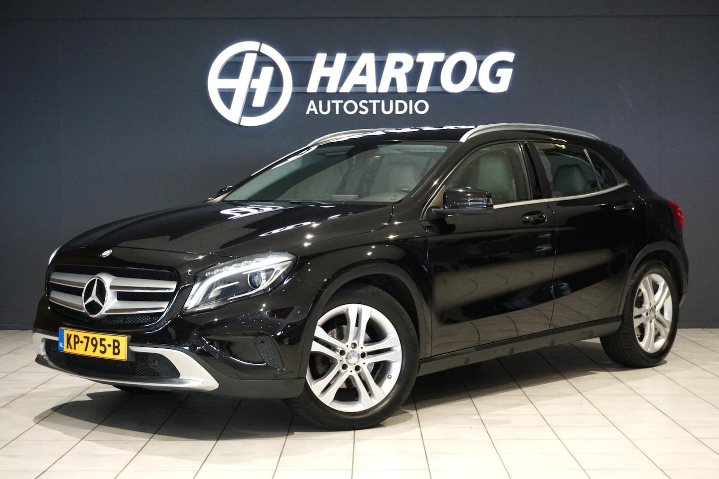 Mercedes-Benz GLA-Klasse - 180 Ambition + STOELVERWARMING / LEDER / TREKHAAK - AutoWereld.nl
