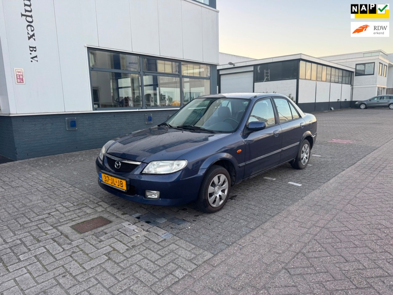 Mazda 323 - 1.6i Touring Airco Sedan - AutoWereld.nl