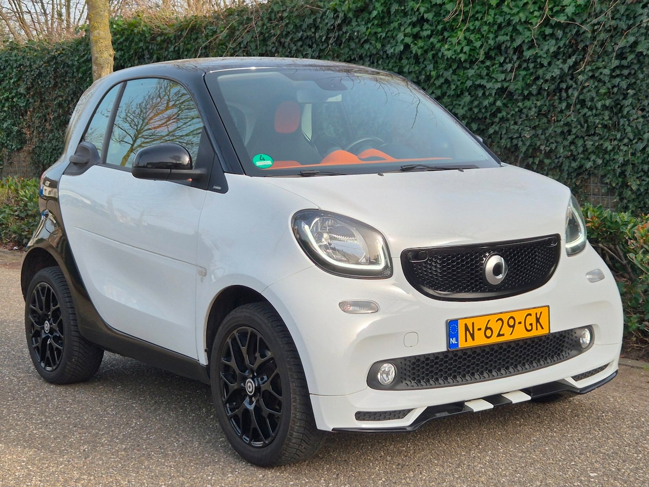 Smart Fortwo - Joy Special Edition !!! BRABUS !!! twee kleur combi Zwart/wit Orange 1.0 Joy Edition - AutoWereld.nl