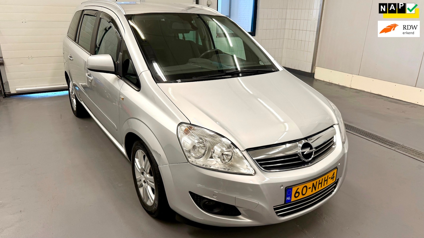 Opel Zafira - 1.8 Cosmo | AUT. | 7 Persoons | Airco | Parkeersensoren - AutoWereld.nl
