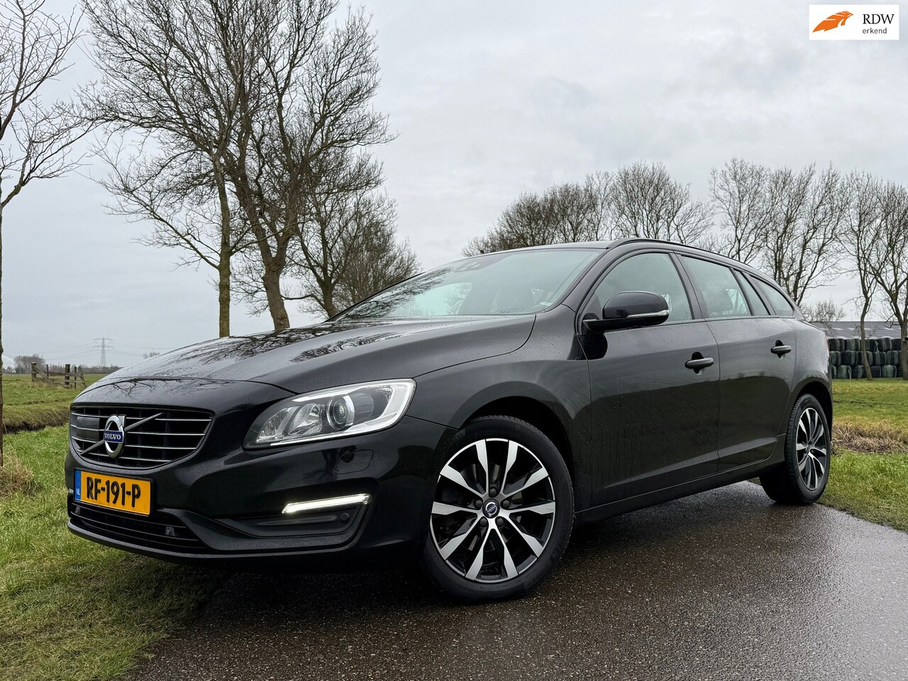 Volvo V60 - 2.0 D4 Summum Automaat | Leder | BLIS | Navi | Stoelverwarming | Trekhaak | 17" Velgen | C - AutoWereld.nl