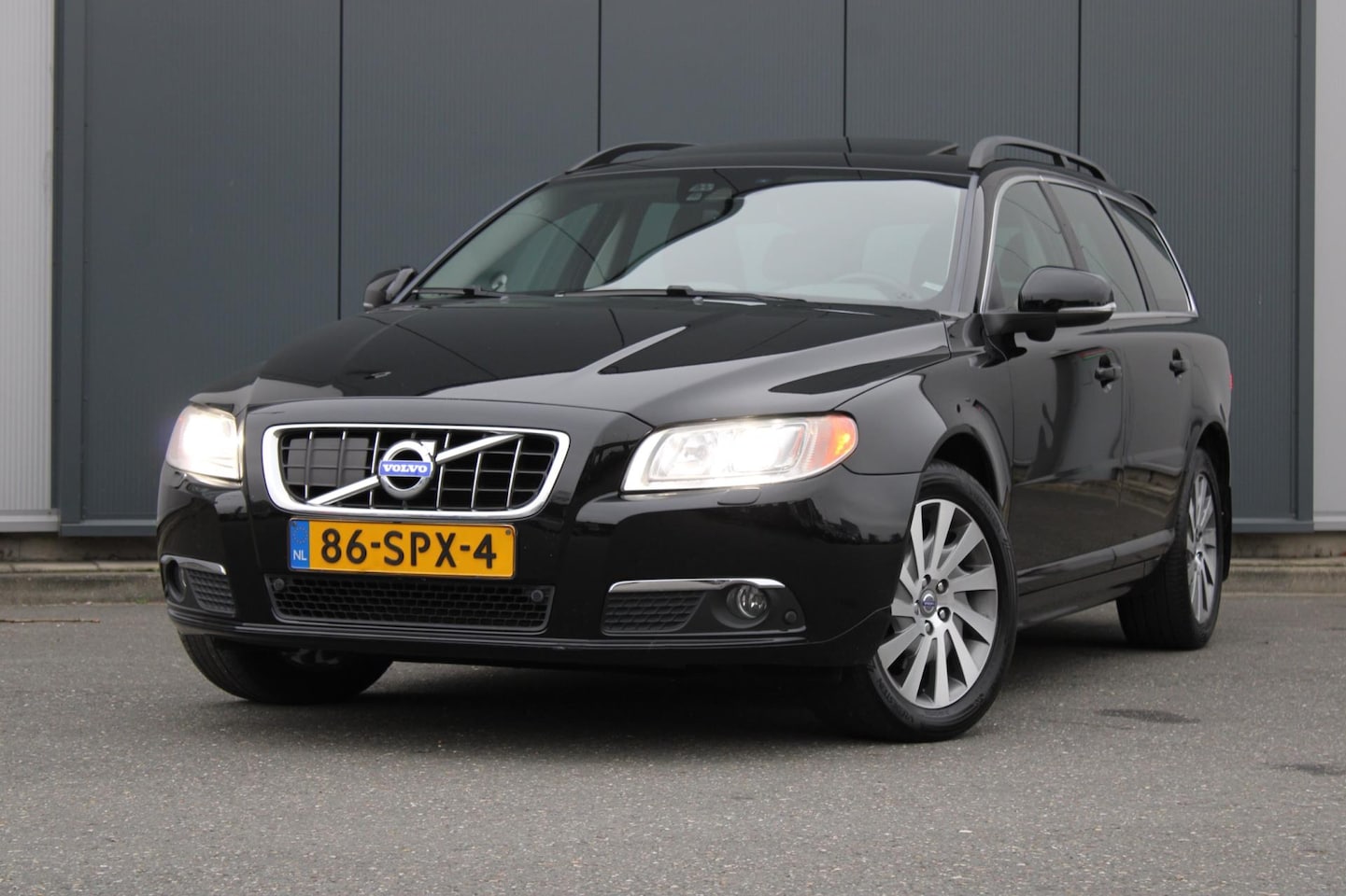 Volvo V70 - 1.6 T4 Limited Edition 1.6 T4 Limited Edition, Automaat, Leder, Trekhaak, Blis, Adaptive Cruise, Stoelverwarming, - AutoWereld.nl