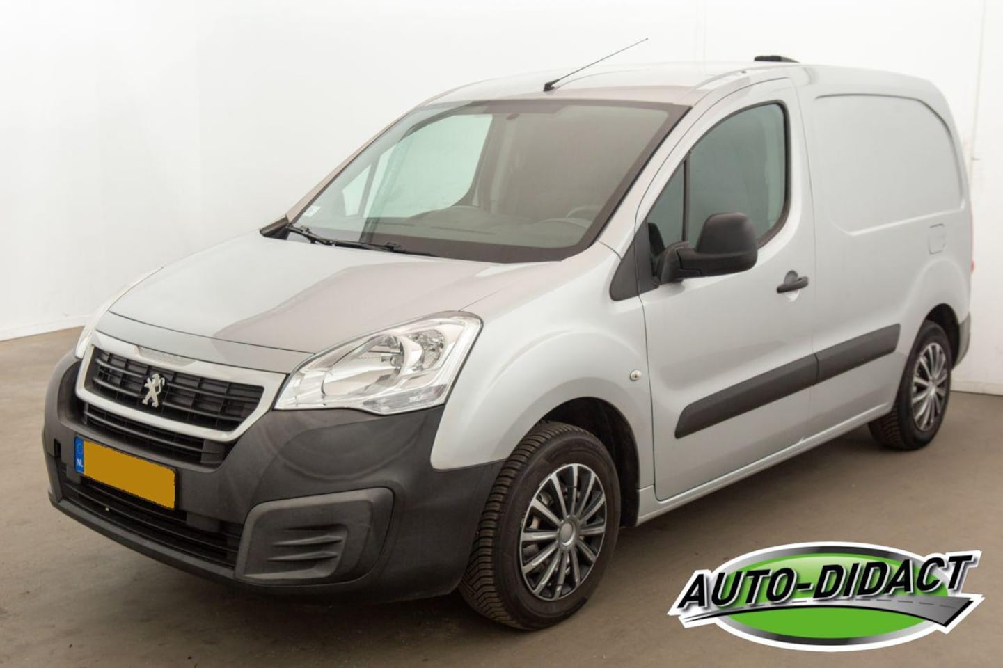 Peugeot Partner - 120 1.6 BlueHDi 75 Premium 140.301 km nap - AutoWereld.nl