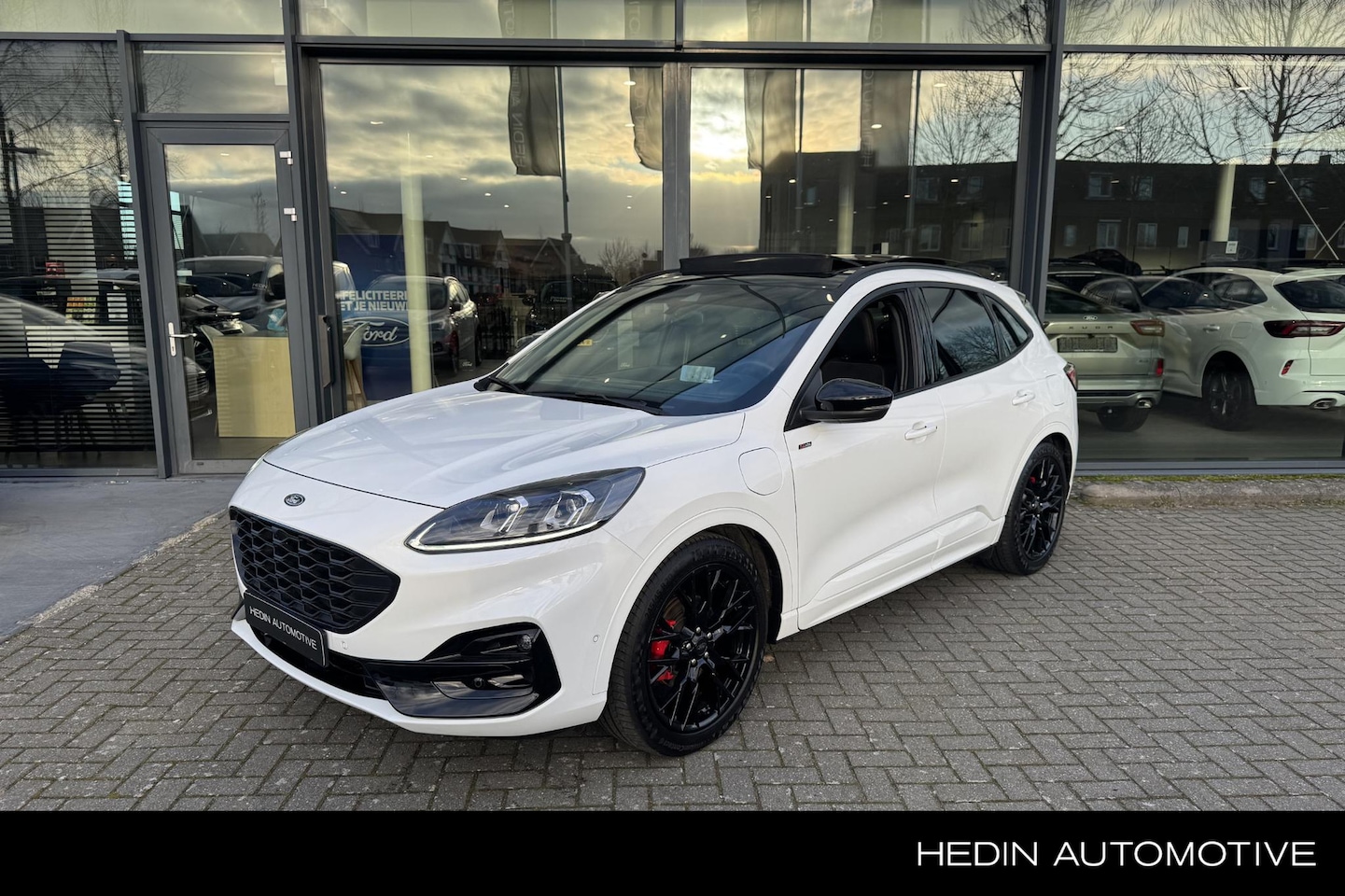 Ford Kuga - 2.5 PHEV ST-Line X Black Pack | Winterpack | Panoramadak | Elektrisch inklapbare trekhaak - AutoWereld.nl