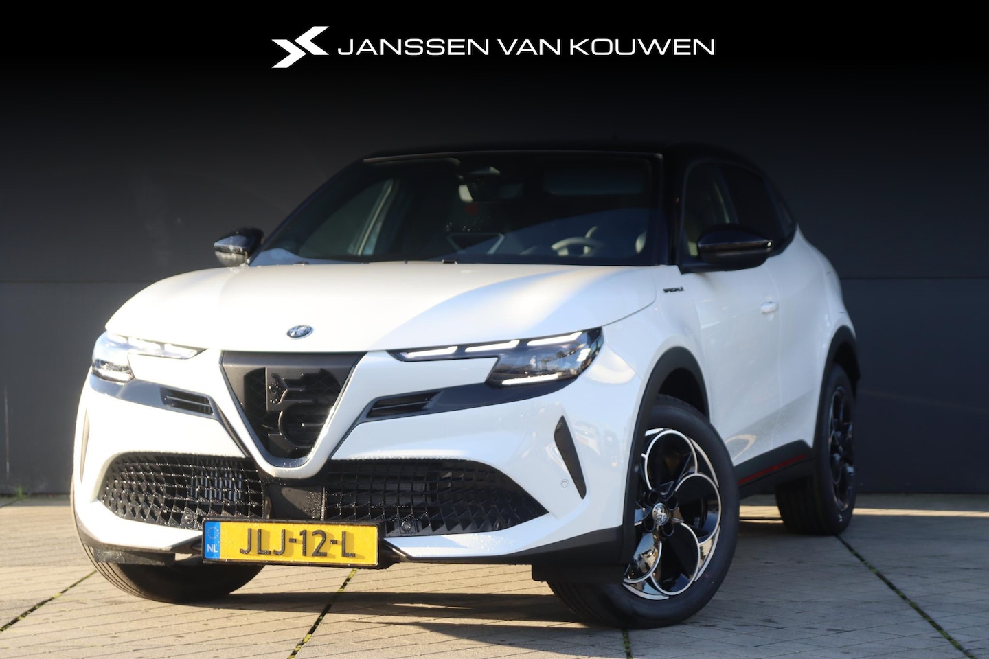 Alfa Romeo Junior - 1.2 Turbo Hybrid Ibrida Speciale / Direct leverbaar! / Sportpack / Panoramadak - AutoWereld.nl