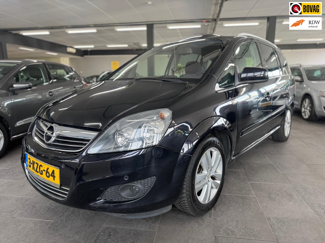 Opel Zafira - 1.8 Cosmo 7p panoramadak clima cruise controle lm-velgen elektrische pakket parkeersensore - AutoWereld.nl