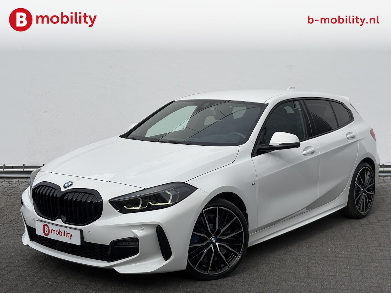 BMW 1-serie - 118i High Executive M-Sport Elektrische Stoelen | Trekhaak | Achteruitrijcamera | Hifi | D - AutoWereld.nl