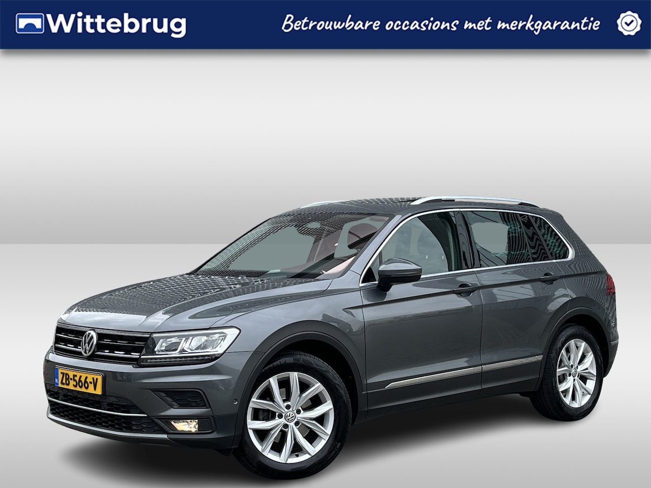 Volkswagen Tiguan - 1.5 TSI ACT Highline / Digitaal dashboard / Pano / Navigatie / App connect / Camera / Park - AutoWereld.nl