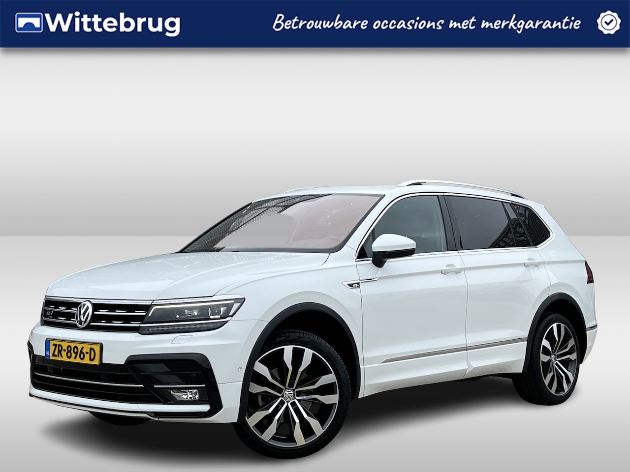 Volkswagen Tiguan Allspace - 1.5 TSI Highline Business R 7p. / Pano / Leder / Navigatie / App connect / Camera / Parkee - AutoWereld.nl