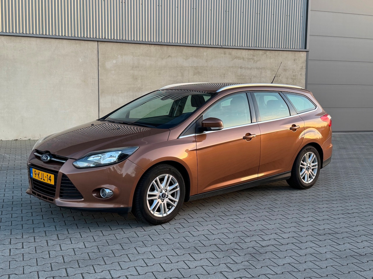 Ford Focus Wagon - 1.0 EcoBoost Titanium NAVIGATIE+CRUISE+PDC+TREKHAAK - AutoWereld.nl