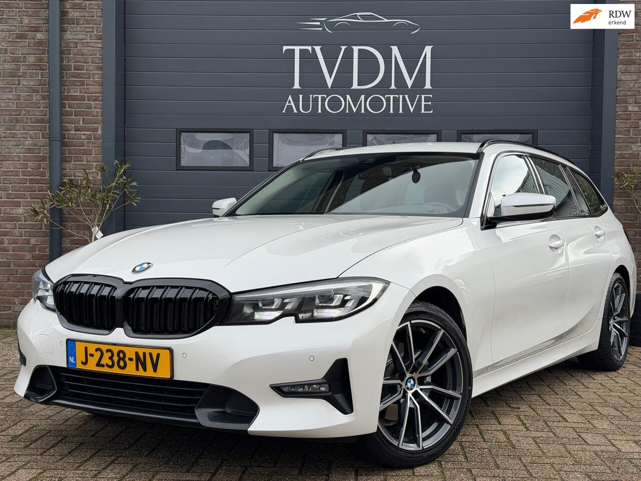 BMW 3-serie Touring - 320i High Executive|LEDER|NAVI|CARPLAY|STOELVERW - AutoWereld.nl