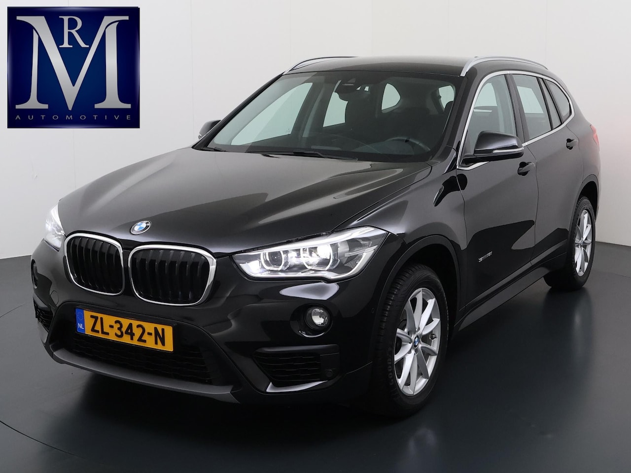 BMW X1 - sDrive18i Executive VAN € 21.900,- VOOR € 19.440,- UW LENTEVOORDEEL: € 2.460,-! | LED| ELE - AutoWereld.nl