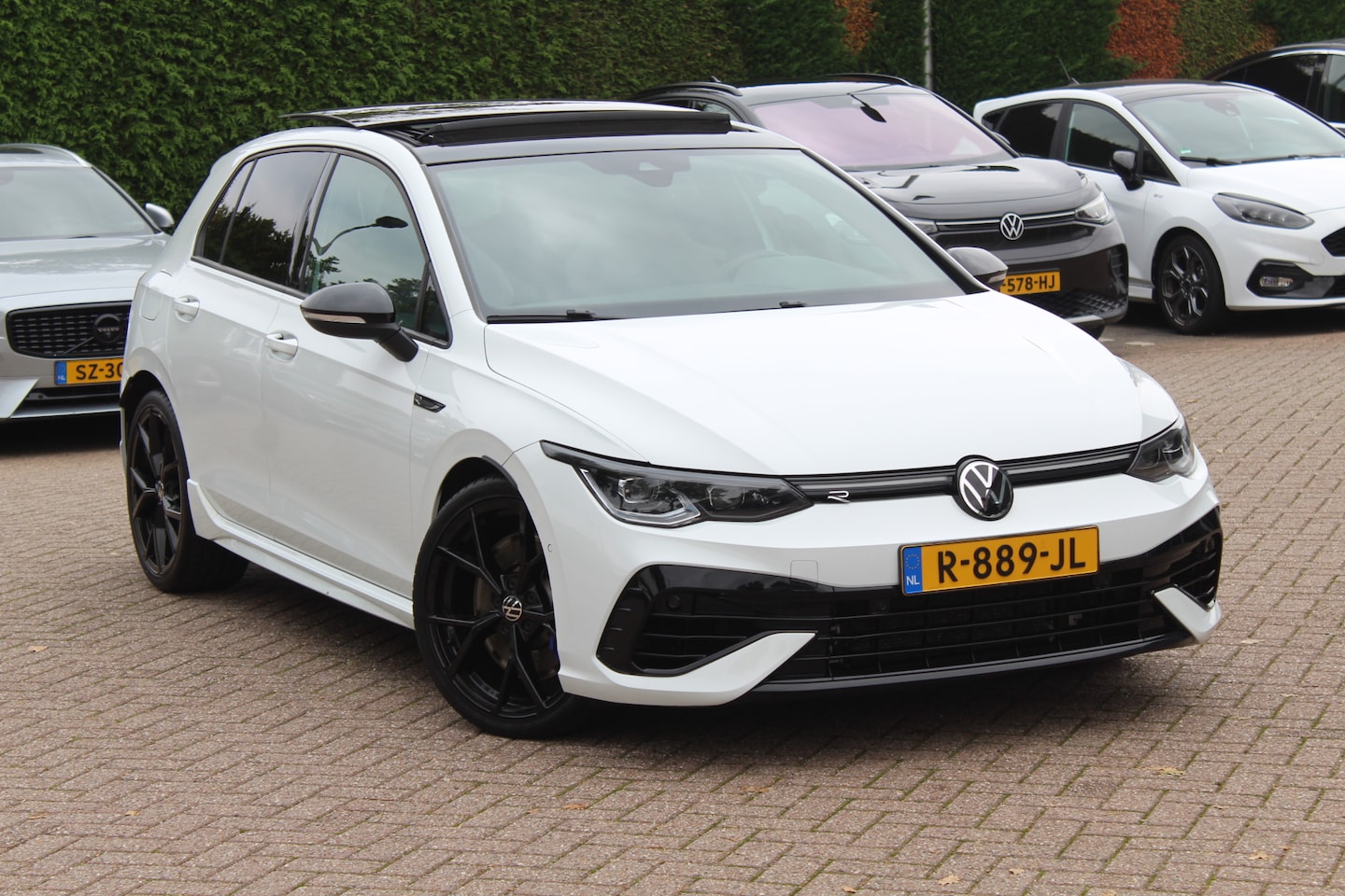 Volkswagen Golf - 2.0 TSI R 4Motion / Panoramadak / Camera / Sportuitlaat / 19'' / Matrix LED / Keyless / Ca - AutoWereld.nl