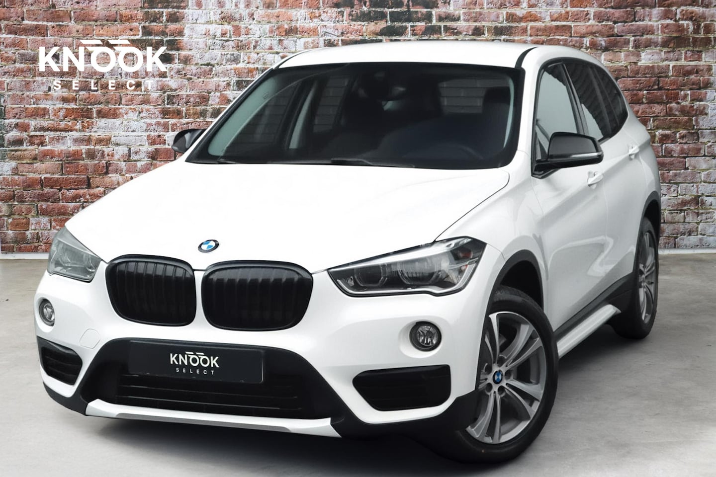 BMW X1 - sDrive20i Executive Sport Line Automaat / Navigatie / Trekhaak / LED / Harman Kardon / 18 - AutoWereld.nl