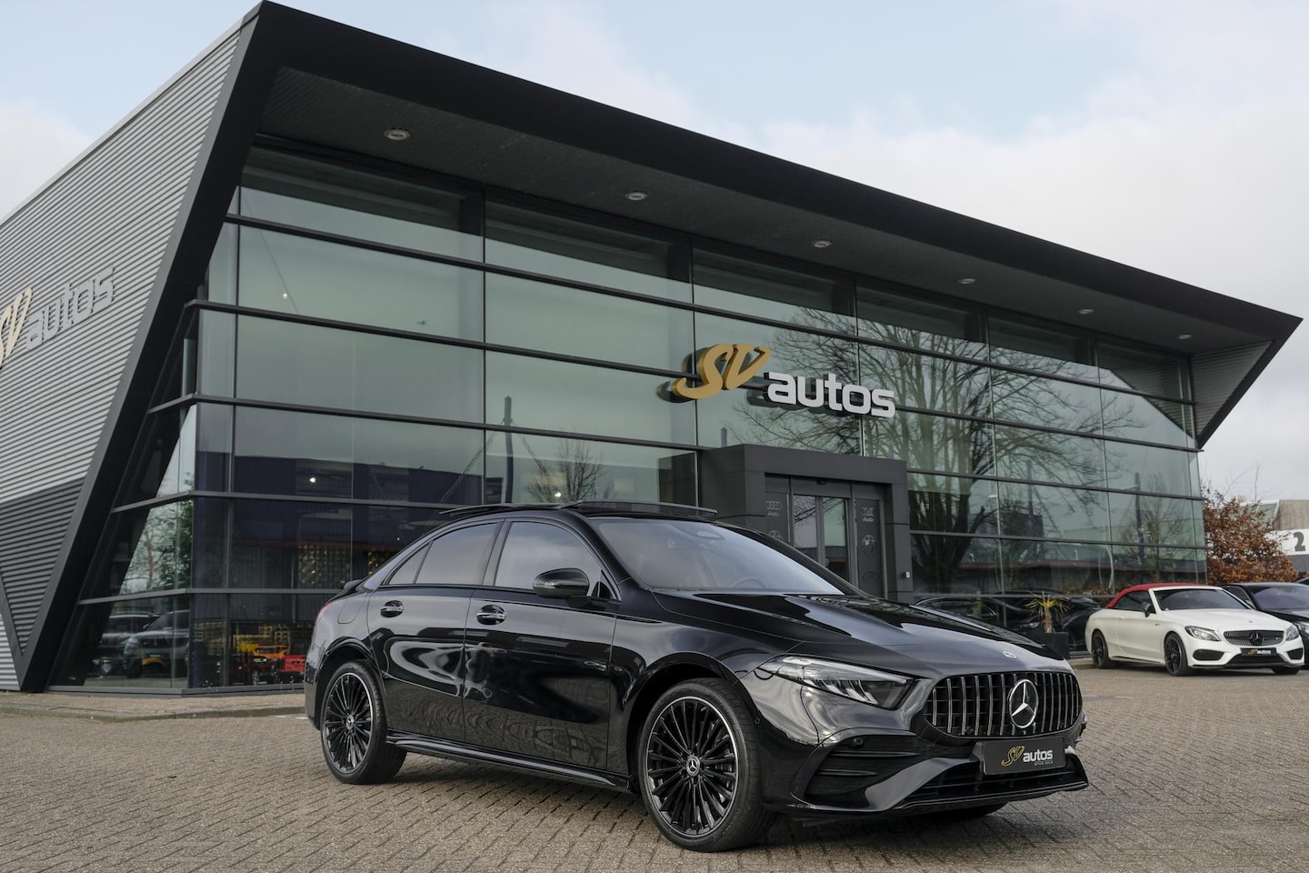 Mercedes-Benz A-klasse - A250e AMG 218pk Hybrid Panoramadak *SOH 96%* Night pakket Widescreen Sfeerverlichting 19" - AutoWereld.nl