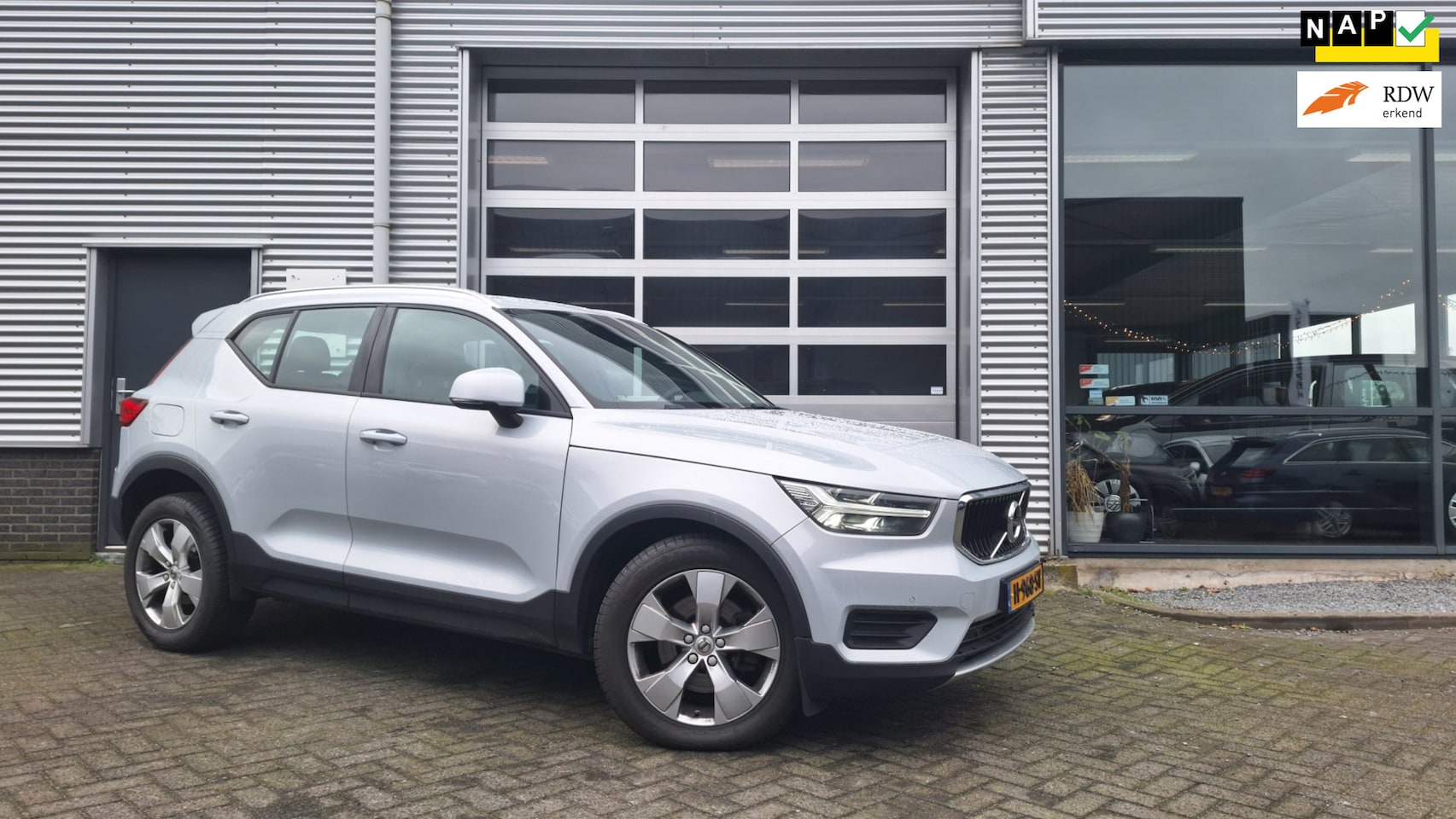 Volvo XC40 - 2.0 T4 R-Design 2.0, Automaat, Leer, Navi, Harman Kardon, BOMVOL - AutoWereld.nl