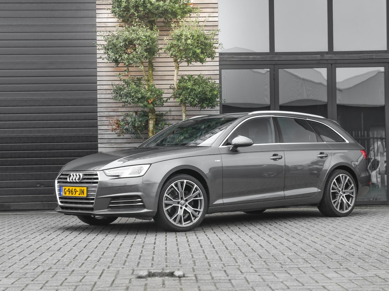 Audi A4 Avant - 2.0 TDI Sport S Line Navi Trekhaak 19 inch velgen elektrische achterklep - AutoWereld.nl