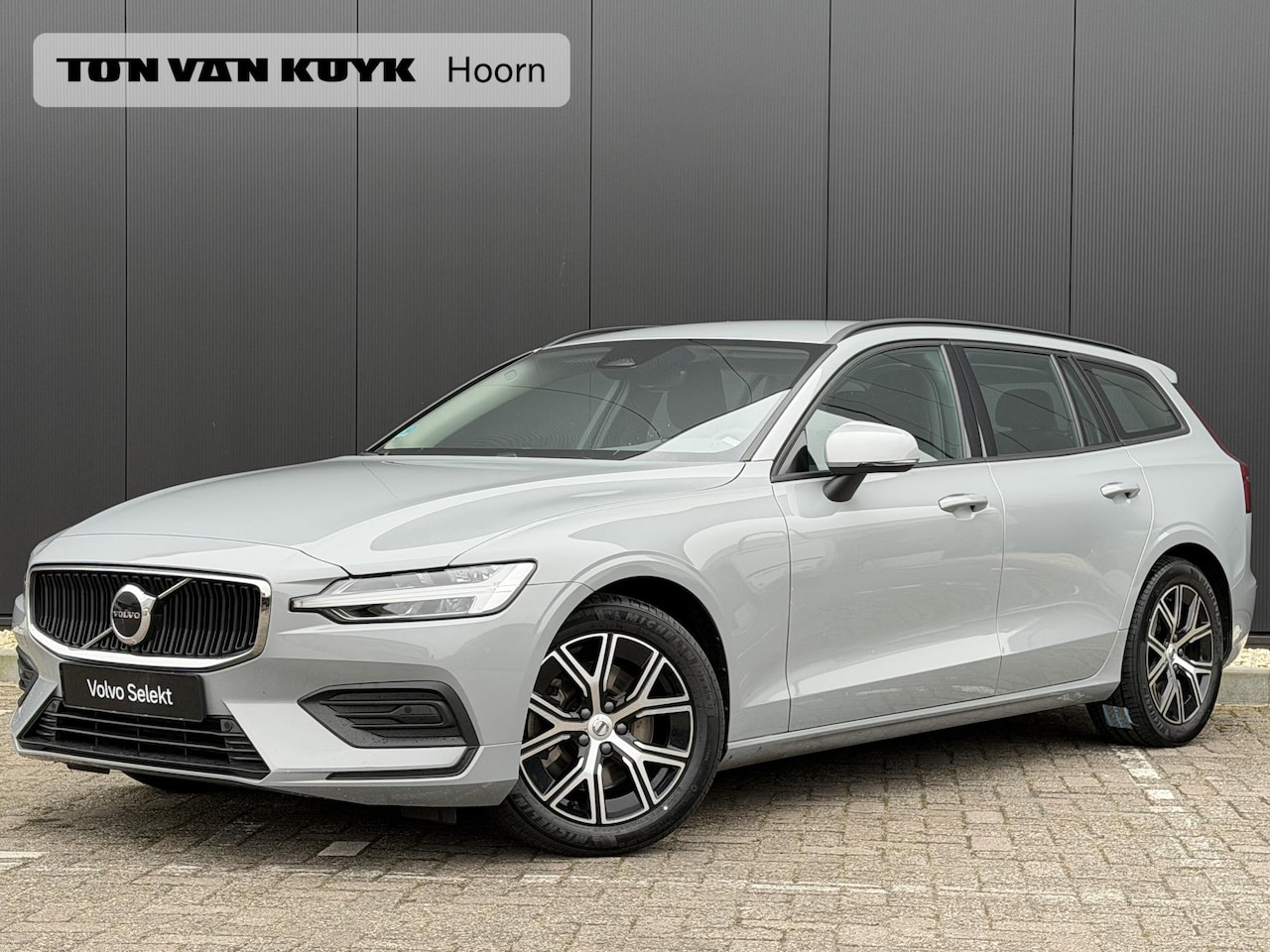 Volvo V60 - 2.0 B3 Essential Edition Elek. trekhaak / Driver Assist / Driver pack / adaptieve cruise / - AutoWereld.nl