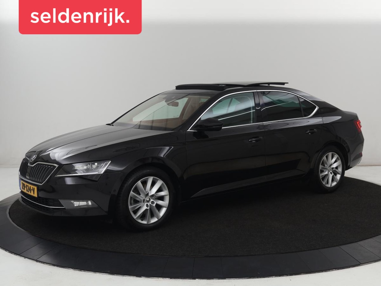Skoda Superb - 1.5 TSI Style Business | Panoramadak | Leder | Adaptive cruise | Stoelverwarming | Camera - AutoWereld.nl
