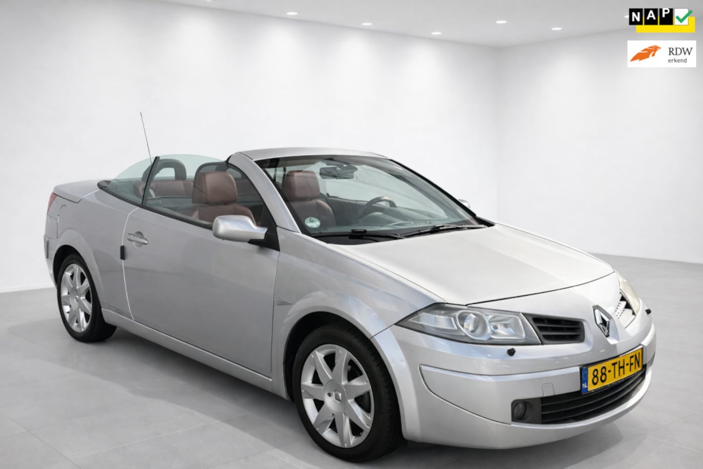 Renault Mégane coupé cabriolet - 2.0-16V Tech Line 2.0-16V Tech Line, Cabriolet, lichtmetaal, leder, airco, pdc, panoramadak, apk, inruil mog - AutoWereld.nl