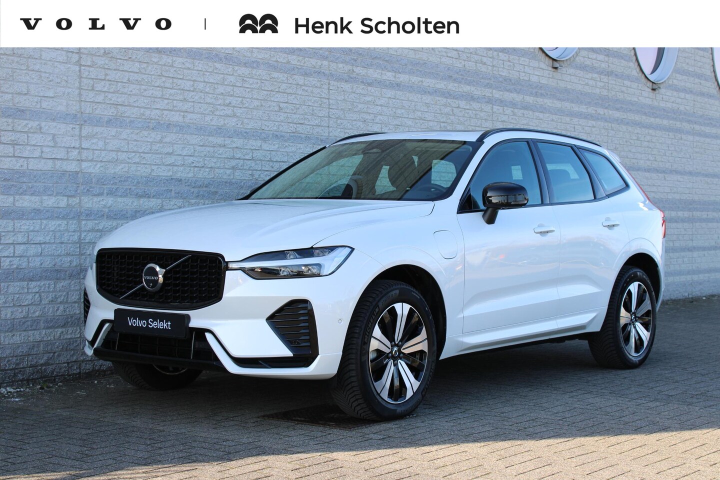 Volvo XC60 - 2.0 T6 Plug-in hybrid AWD Plus Dark | Elektrisch glazen panorama-dak | Rondomzicht camera - AutoWereld.nl