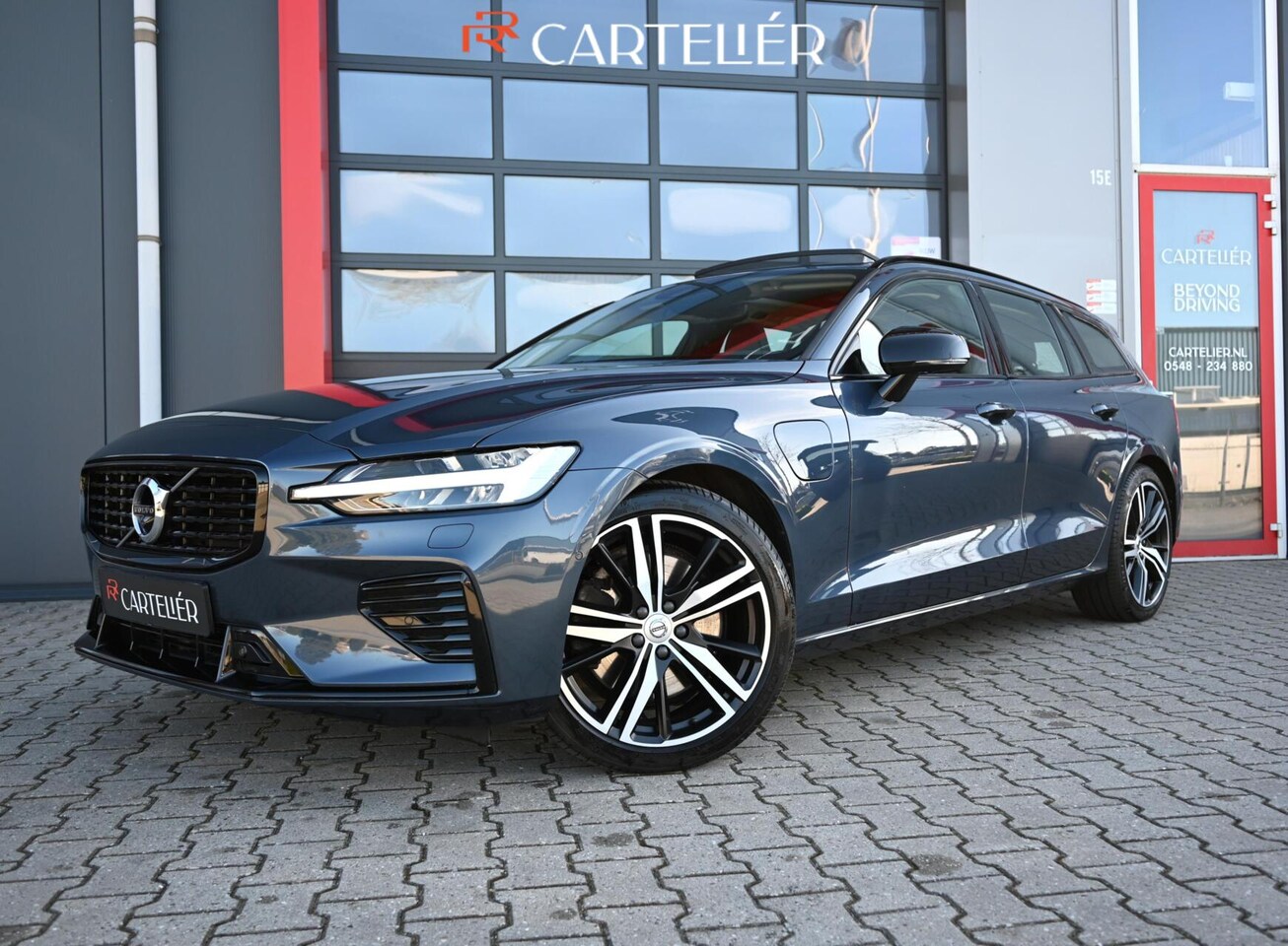 Volvo V60 - 2.0 T8 Recharge AWD R-Design | Pano | 360 | ACC | Keyless | Memory | H&K | LED | Head-Up | - AutoWereld.nl