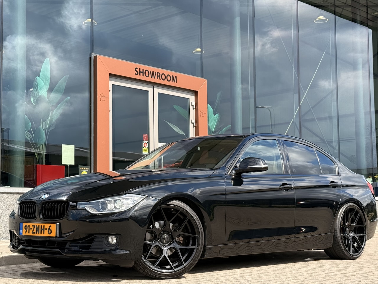 BMW 3-serie - 320i High Executive | Navi | Leder | 260PK | Elect Trekhaak | - AutoWereld.nl