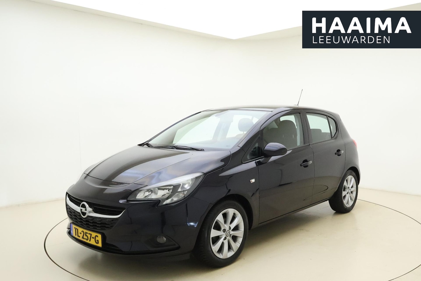 Opel Corsa - 1.4 Favourite | Navigatie | Parkeersensoren | Lichtmetalen velgen | 5 Deuren | Cruise cont - AutoWereld.nl