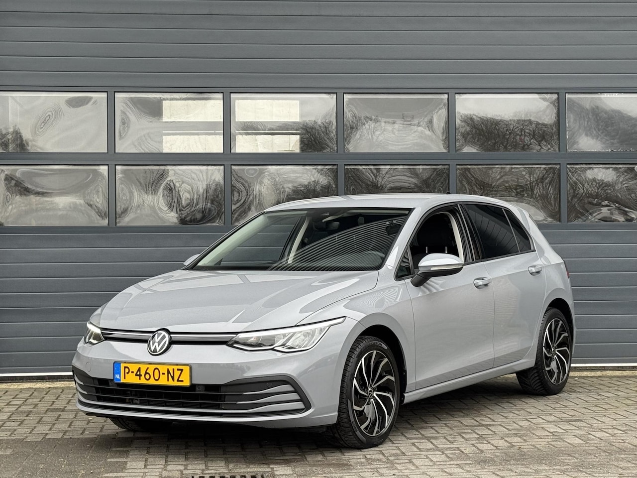 Volkswagen Golf - 1.0 TSI LIFE I ADAPTIVE CRUISE CONTROL I SFEERVERLICHTING I 17" LICHT METALEN VELGEN - AutoWereld.nl
