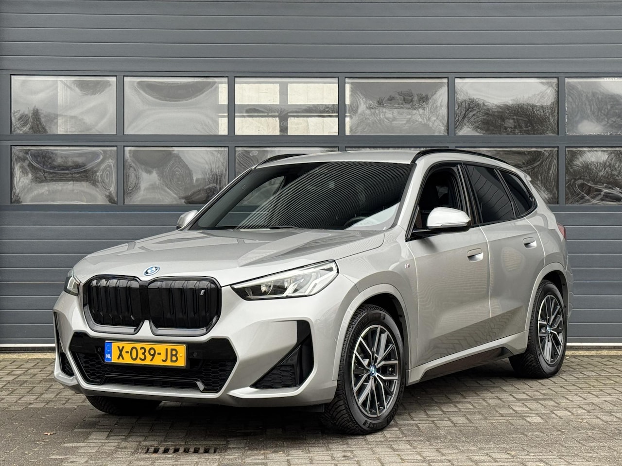 BMW iX1 - XDRIVE30 LAUNCH EDITION 67 KWH (99% SOH) I M-SPORTPAKKET I APPLE CARPLAY I P-CAMERA - AutoWereld.nl