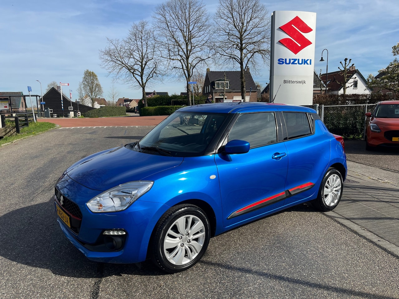 Suzuki Swift - 1.2 Select // Honingraat grill // Stootlijst met rode bies // Fris kleurtje // Rijklaarpri - AutoWereld.nl